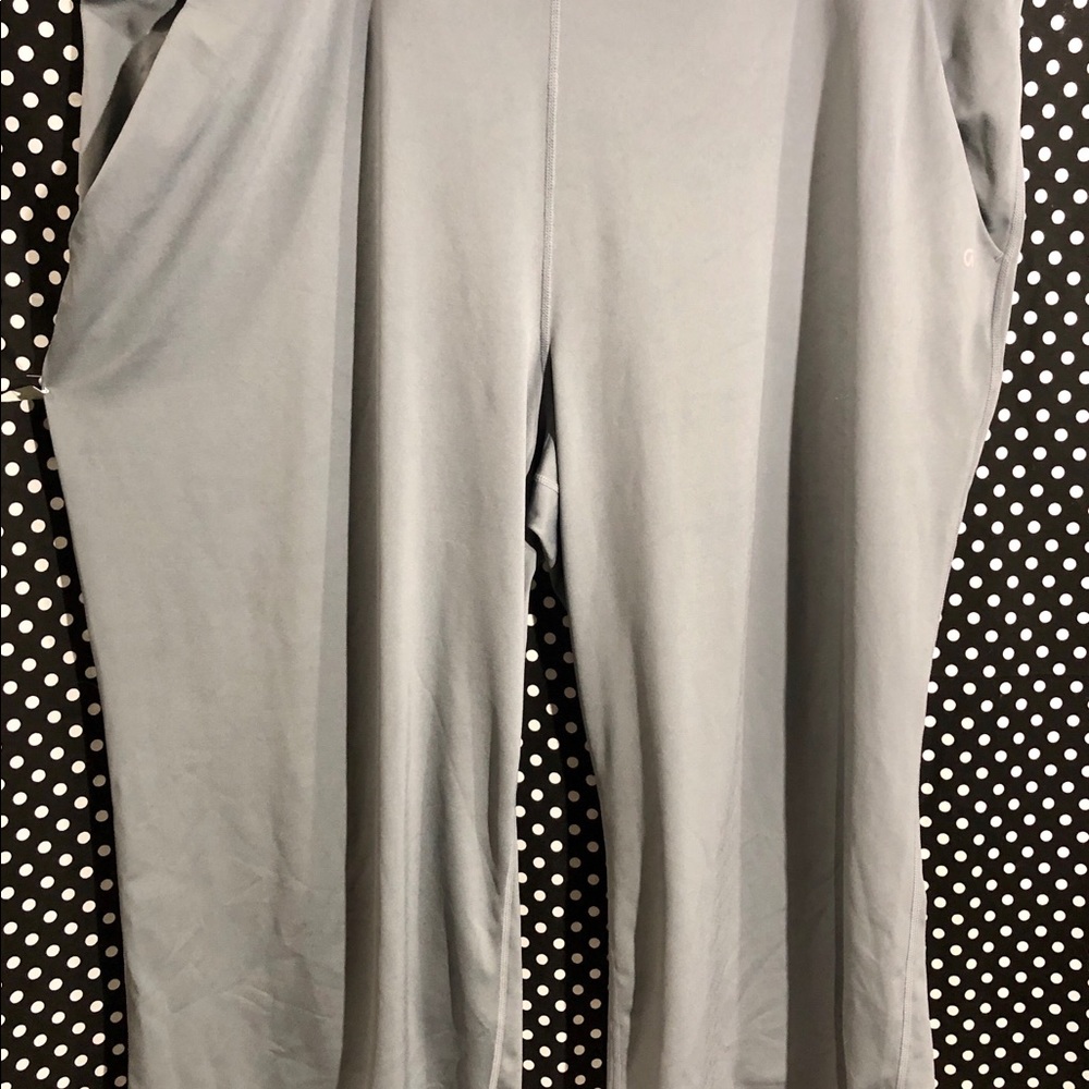 GAP ATHLEISURE CAPRI PLUS SIZE YOGA PANTS